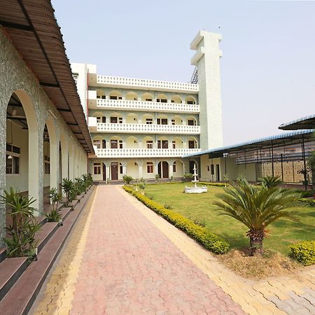 Oyo 10104 Radhika Resort Kota  Buitenkant foto
